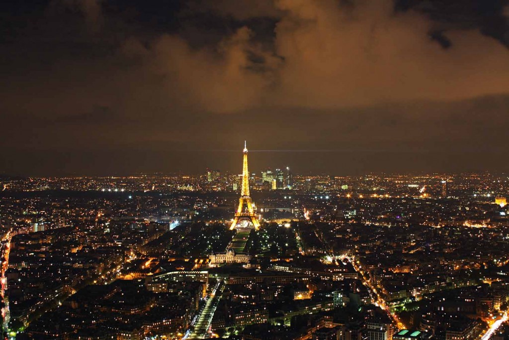 Torre Eiffel iluminada na vista noturna de Paris