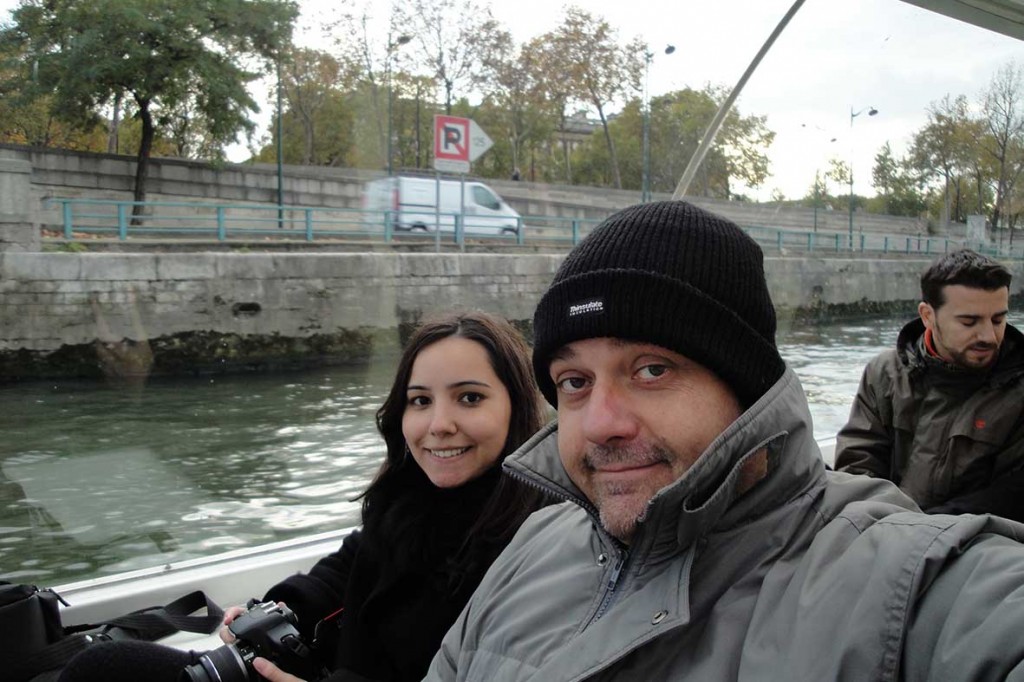 Casal passeando de barco pelo Rio Sena