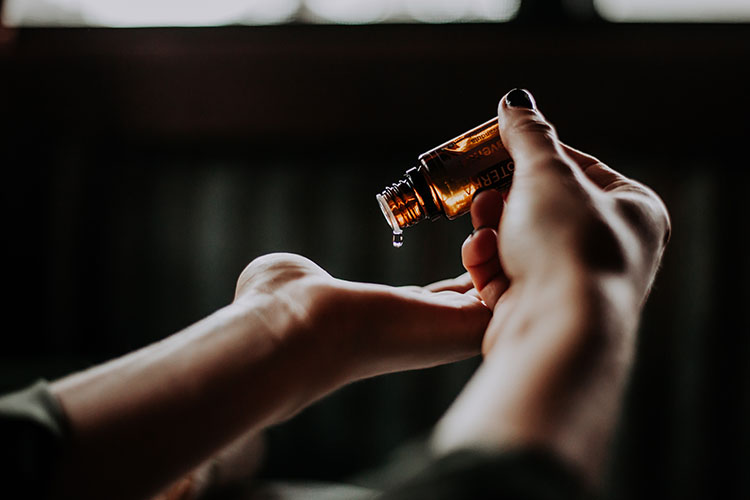 Remédios para viagem: o que levar na farmacinha de viagem? - Photo by Christin Hume on Unsplash.