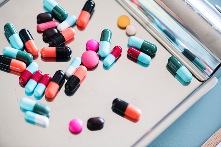 Remédios para viagem: o que levar na farmacinha de viagem? - Photo by rawpixel.com on Unsplash.