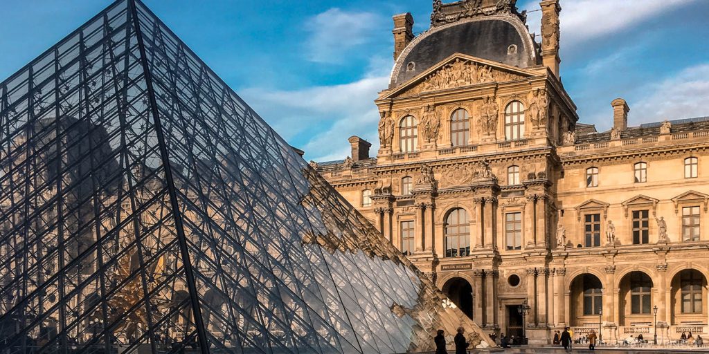 Museu do Louvre e a famosa pirâmide.
