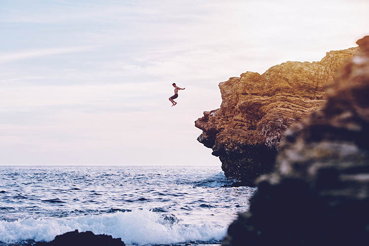 Como comprar seguro viagem mais barato. Photo by Austin Neill on Unsplash.