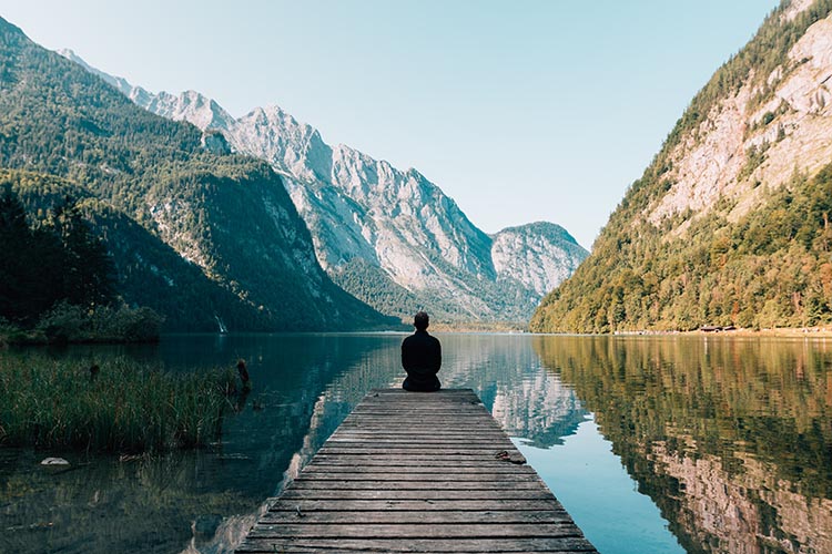 Como comprar seguro viagem mais barato. Photo by Simon Migaj on Unsplash.