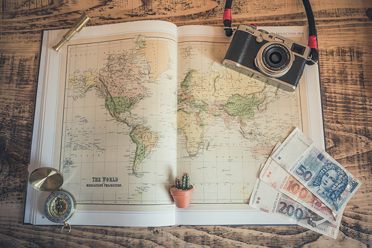 Como comprar seguro viagem mais barato. Photo by Chris Lawton on Unsplash.