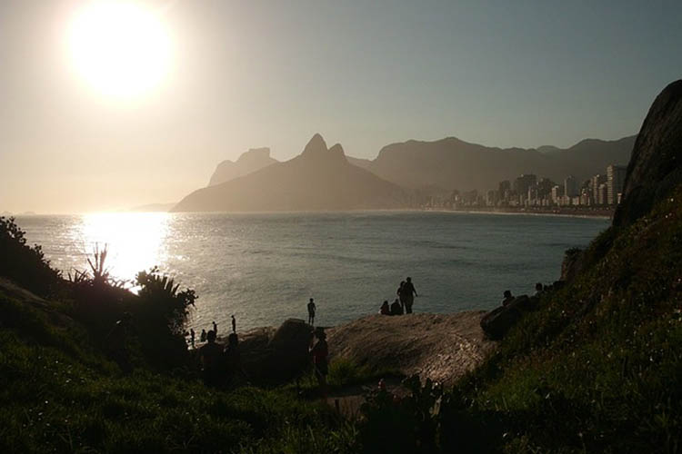 Pôr do sol visto da Pedra do Arpoador no Rio de Janeiro