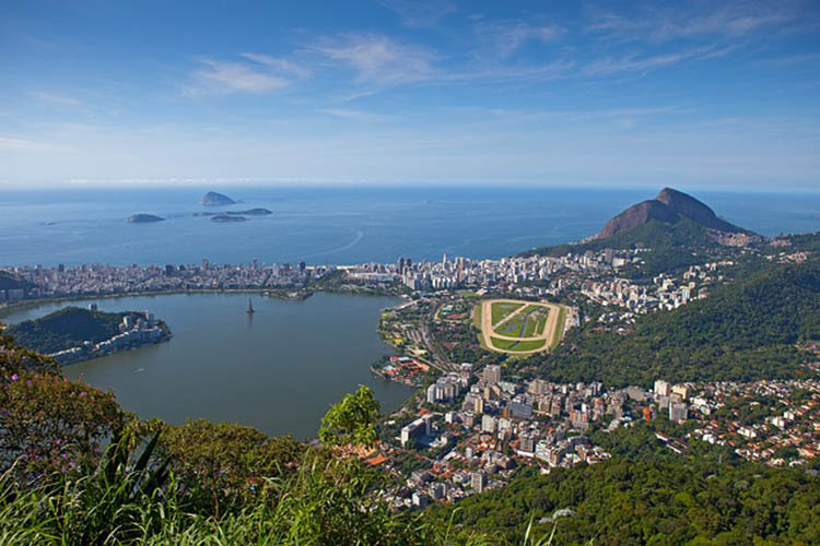 Vista panorâmica da Lagoa Rodrigo de Freitas no Rio de Janeiro
