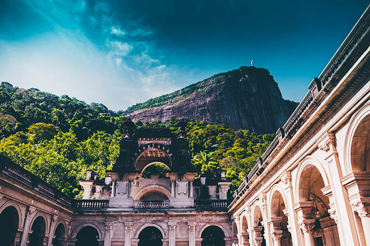 Palacete do Parque Lage com o Corcovado ao fundo no Rio de Janeiro
