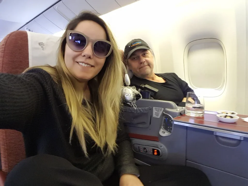 Marina e KK durante viagem de avião