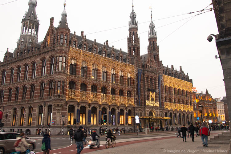 Fachada histórica do Magna Plaza no centro de Amsterdam