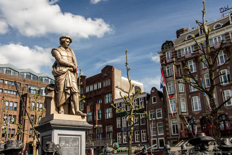 Estátua de Rembrandt van Rijn na Rembrandtplein, cercada por edifícios históricos no centro de Amsterdam