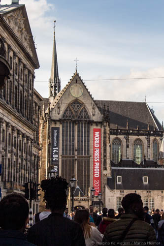 Fachada da Nieuwe Kerk vista da Praça Dam, em Amsterdam