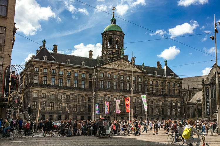Palácio Real de Amsterdam visto da Praça Dam em um dia ensolarado