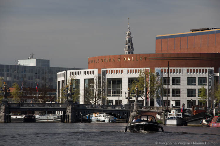 Stopera às margens do rio Amstel, onde funcionam a prefeitura de Amsterdam e a Dutch National Opera & Ballet