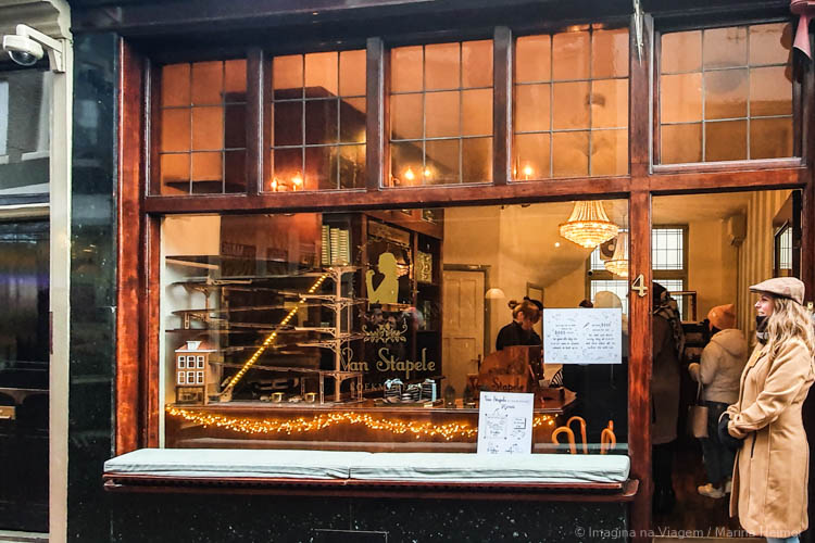 Antiga fachada da Van Stapele Koekmakerij em Amsterdam, com vitrine mostrando o preparo dos cookies