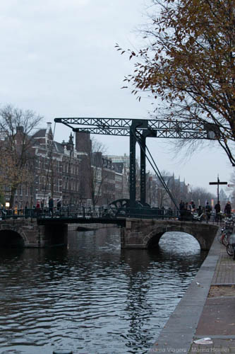 Aluminiumbrug sobre o canal Kloveniersburgwal em Amsterdam