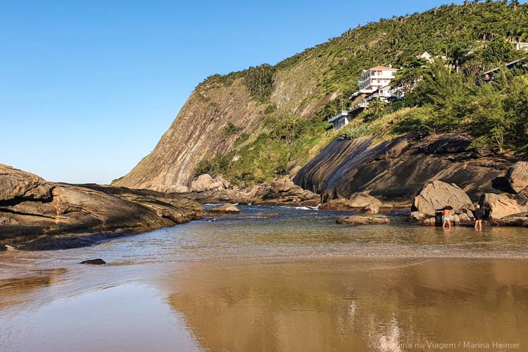 As águas calmas da "prainha", na Praia de Itacoatiara.
