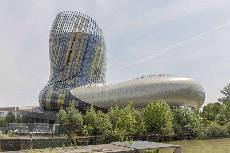 Fachada da Cité du Vin em Bordeaux