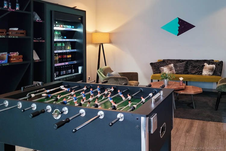 Lounge ao lado da recepção com mesa de totó e loja de conveniência. ©Imagina na Viagem