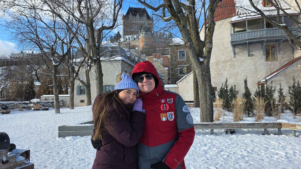 Casal usando roupas de frio durante viagem de inverno no Canadá
