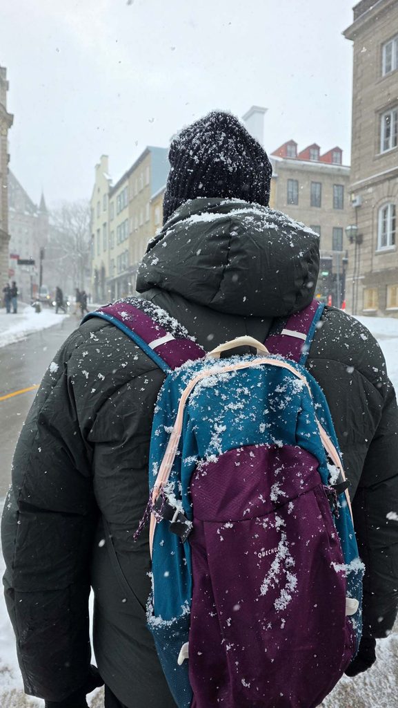 Mochila coberta de neve durante viagem de inverno