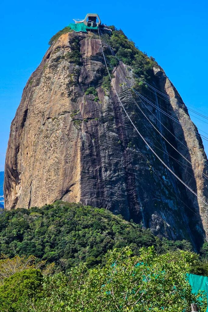 Pão de Açúcar e cabos do Bondinho no Rio de Janeiro