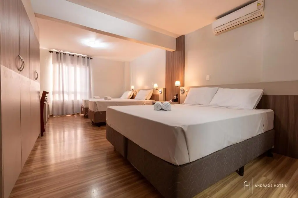 Quarto do Hotel Rede Andrade Mercado, em Curitiba.